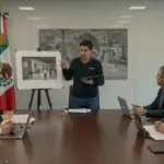 Financiamiento Gubernamental Cortometraje México 2026: Guía Completa Cineasta mexicana presentando proyecto de cortometraje a panel gubernamental