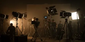Equipo de iluminación cinematográfica en un set de filmación en México