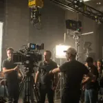Equipo de producción cinematográfica trabajando en un set en México, con cámaras y luces.