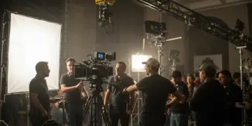 Equipo de producción cinematográfica trabajando en un set en México, con cámaras y luces.