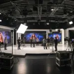 Estudio de televisión moderno con equipo de alta tecnología durante la filmación de una telenovela mexicana, reflejando una producción de gran presupuesto.