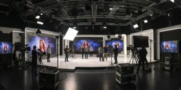Estudio de televisión moderno con equipo de alta tecnología durante la filmación de una telenovela mexicana, reflejando una producción de gran presupuesto.