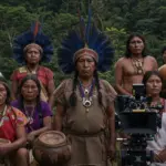 Pueblos indígenas de México unidos, con sabiduría ancestral y esperanza en sus miradas, simbolizando la riqueza cultural y la resistencia.